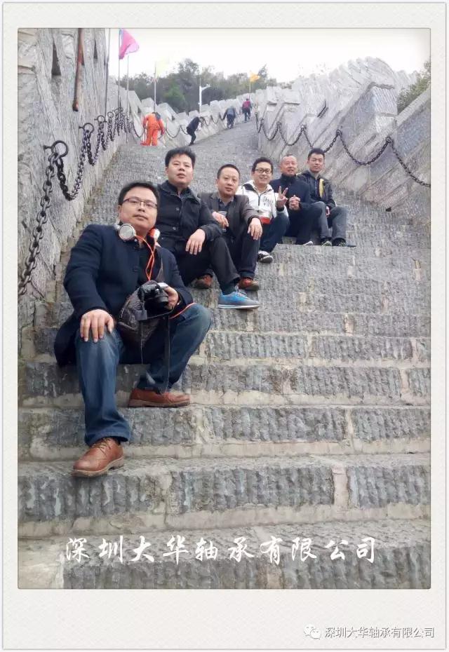 古城墻，坐在最前邊的是號稱體重130的時尚達人—九哥