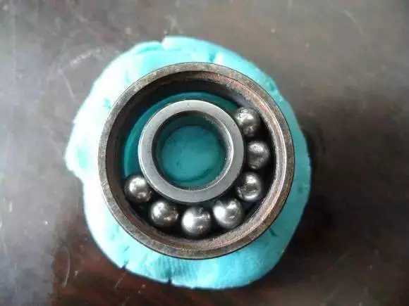 隨后將內圈擠到鋼珠那邊，使鋼珠卡在凹槽中間